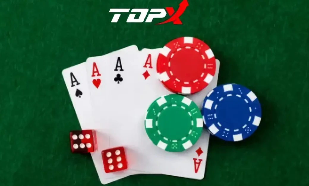Quatro ases, dois dados vermelhos e fichas vermelha, verde e azul sobre feltro verde, com o logotipo da TopX no topo