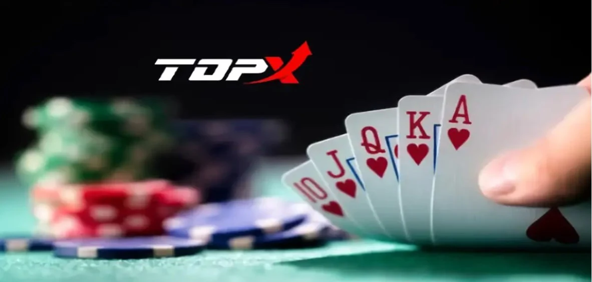 Sequência de cartas de dez a ás de copas segurada sobre o feltro, com fichas azuis e vermelhas desfocadas e o logotipo da TopX